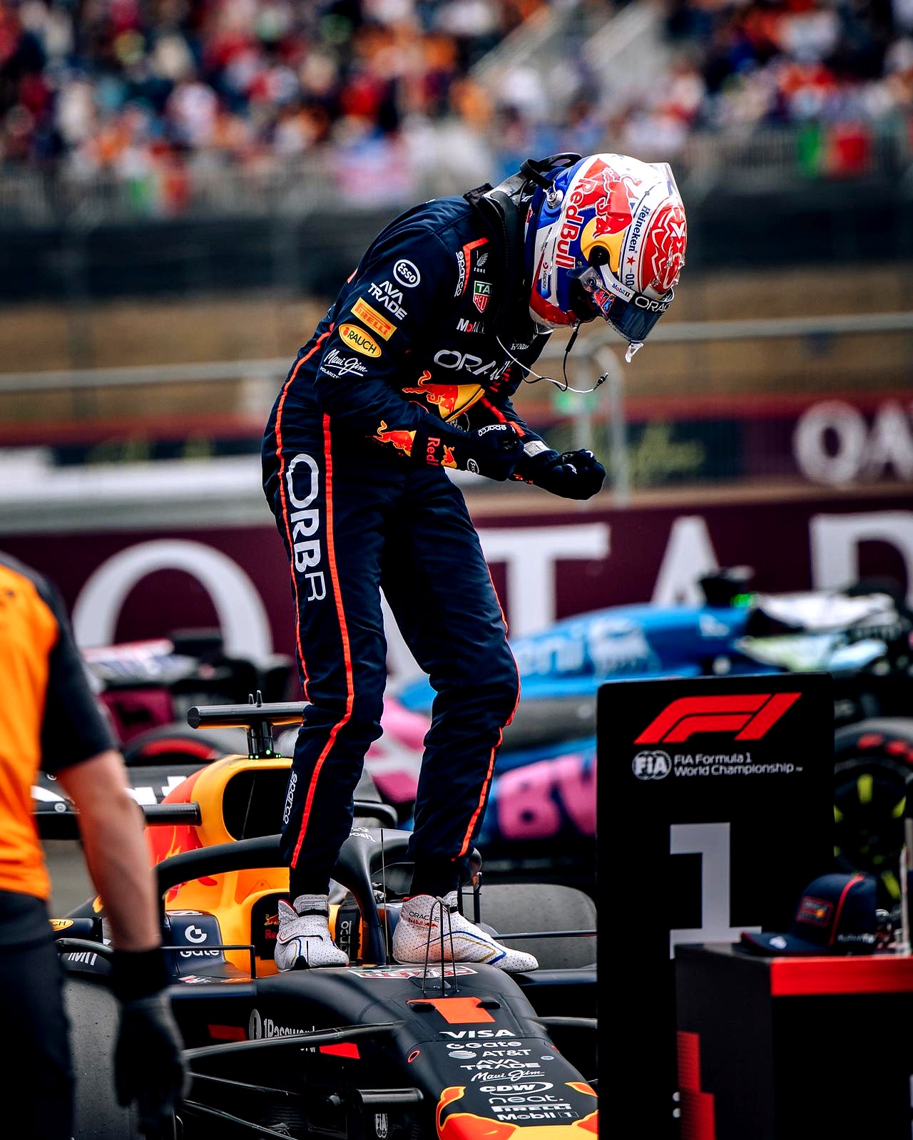 红牛车队轻取梅赛德斯,拉塞尔高光表现 红牛车队轻取梅赛德斯,拉塞尔高光表现