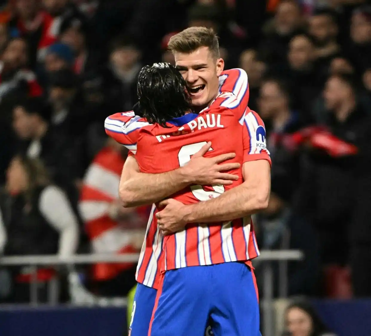 曼城翻盘巴黎，莱万刷新纪录