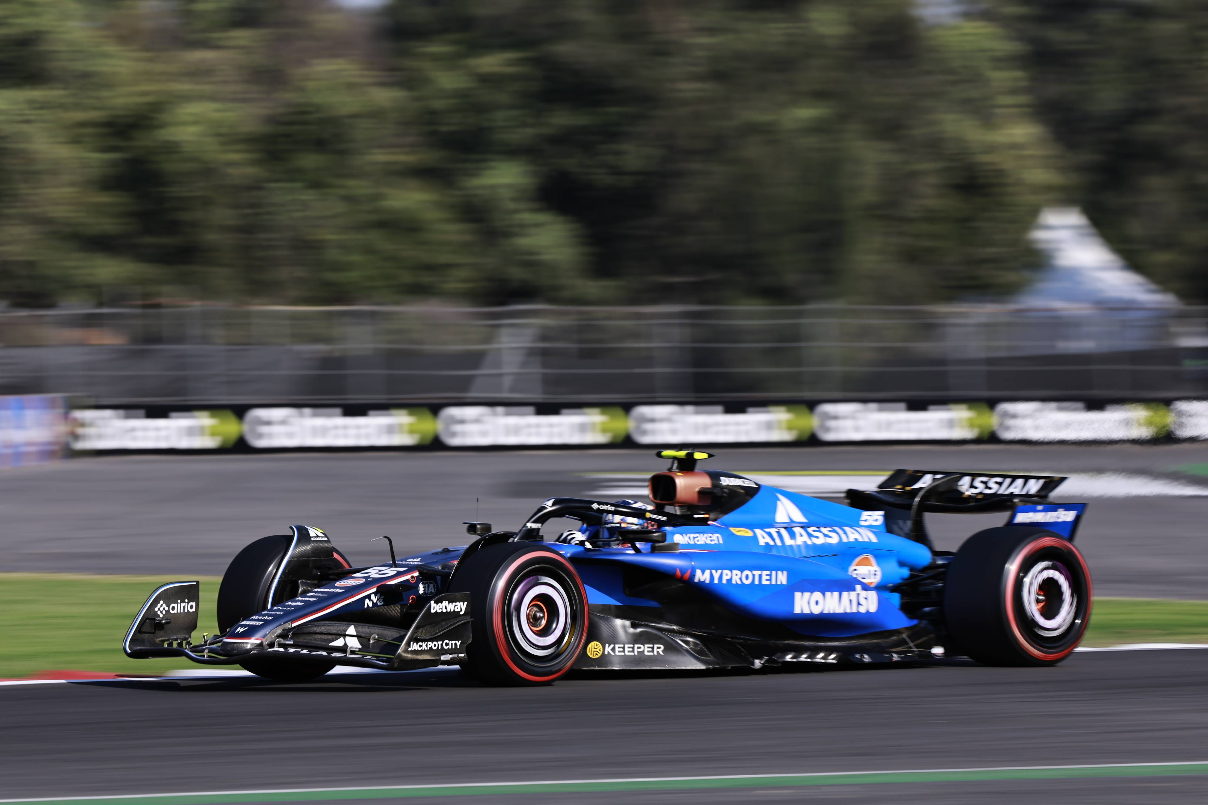 雷诺车队碾压红牛车队,汉密尔顿关键制胜 雷诺车队碾压红牛车队,汉密尔顿关键制胜