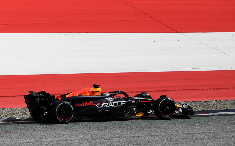 梅赛德斯轻取索伯车队，塞恩斯关键制胜