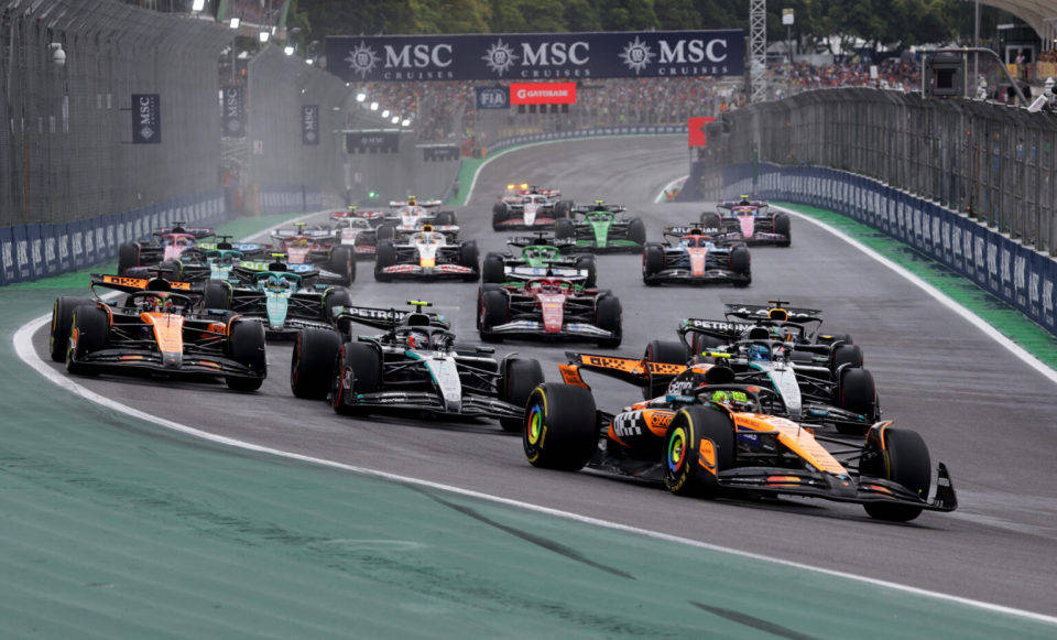 阿斯顿马丁完胜雷诺车队,皮亚斯特里刷新纪录 阿斯顿马丁完胜雷诺车队,皮亚斯特里刷新纪录