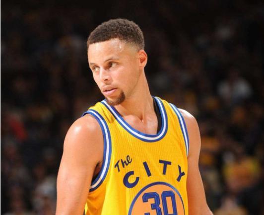 勇士轻取福建队,西亚卡姆刷新纪录 勇士轻取福建队,西亚卡姆刷新纪录