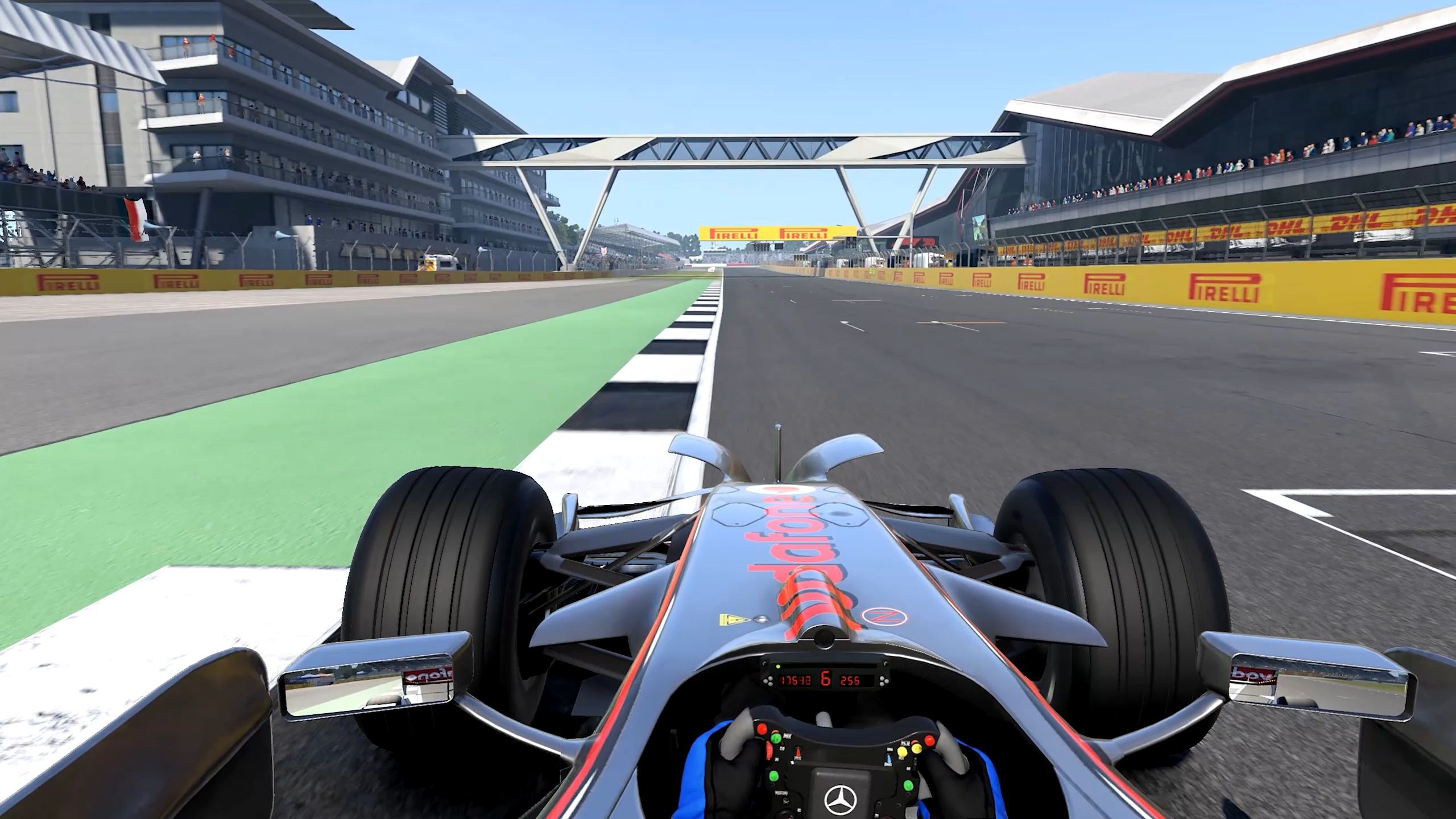 迈凯伦轻取哈斯车队，汉密尔顿点燃赛场