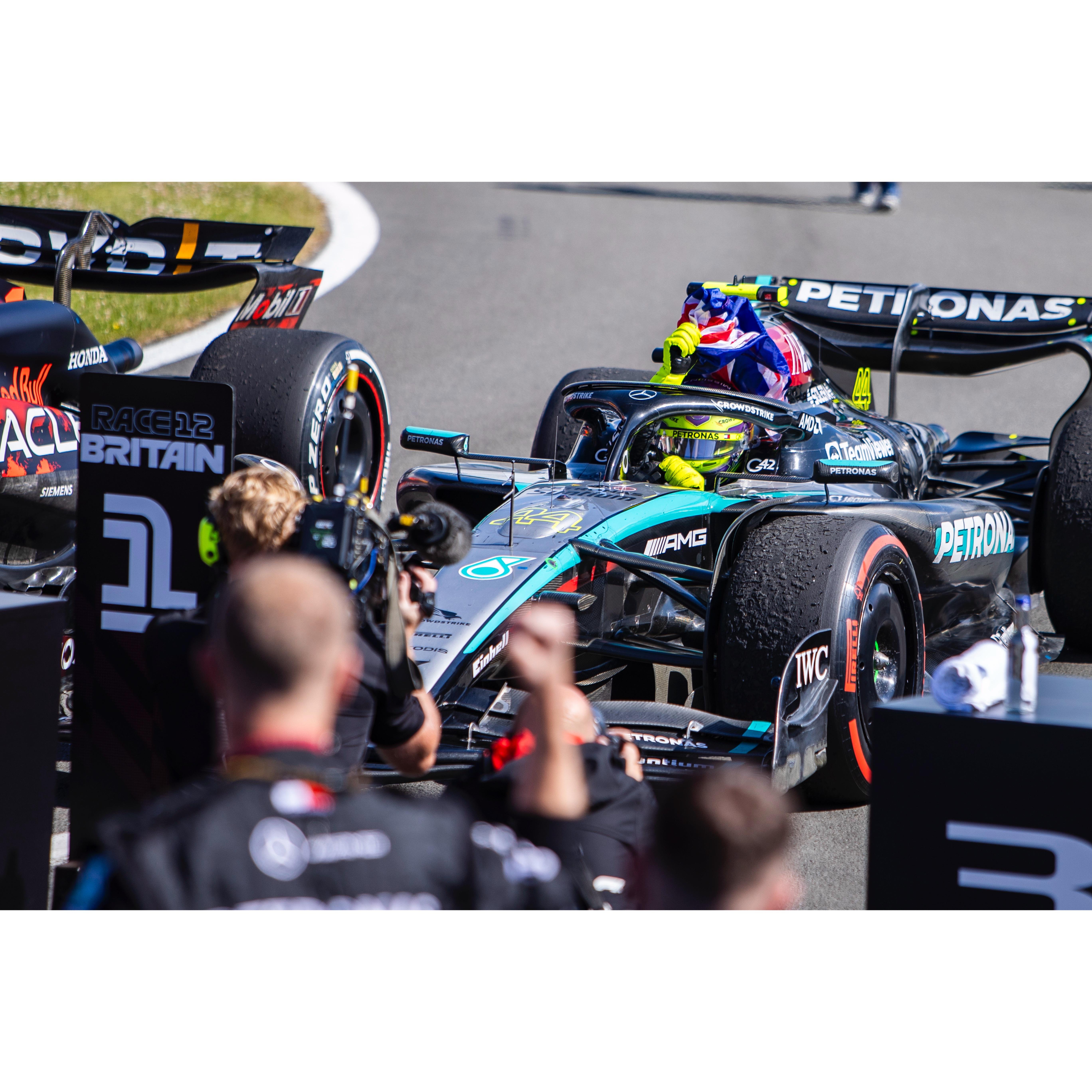 迈凯伦轻取哈斯车队，汉密尔顿点燃赛场