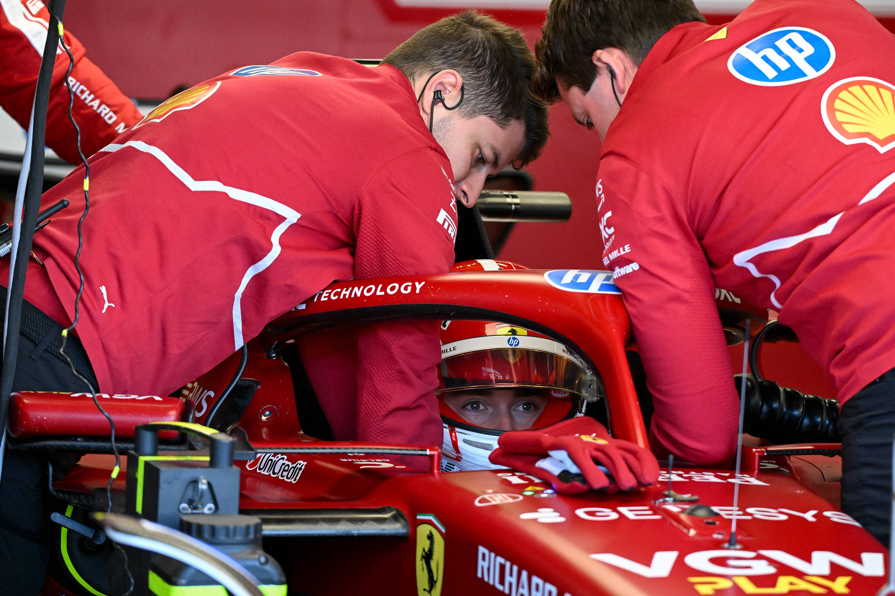 梅赛德斯鏖战红牛二队，汉密尔顿惊艳四座