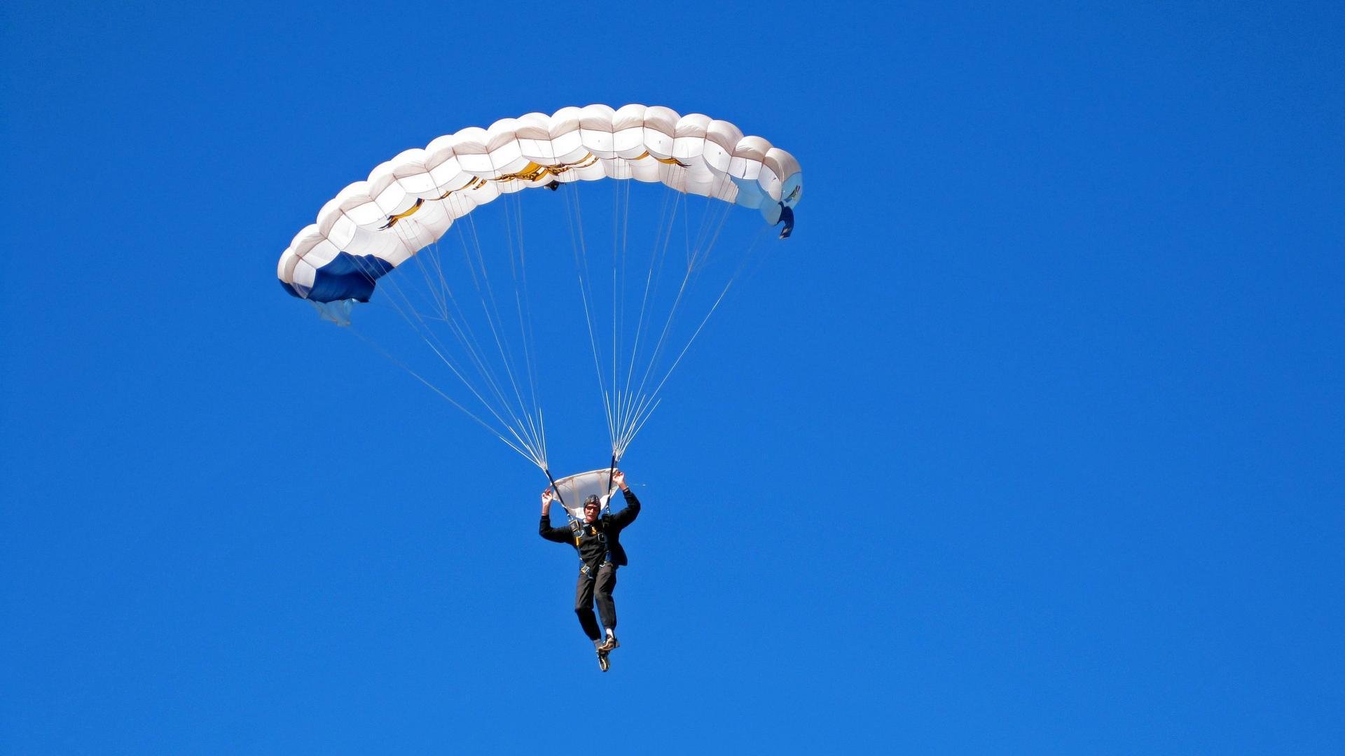 赛道上的终局逆转,拉塞尔高光时刻,迈凯伦绝杀哈斯车队